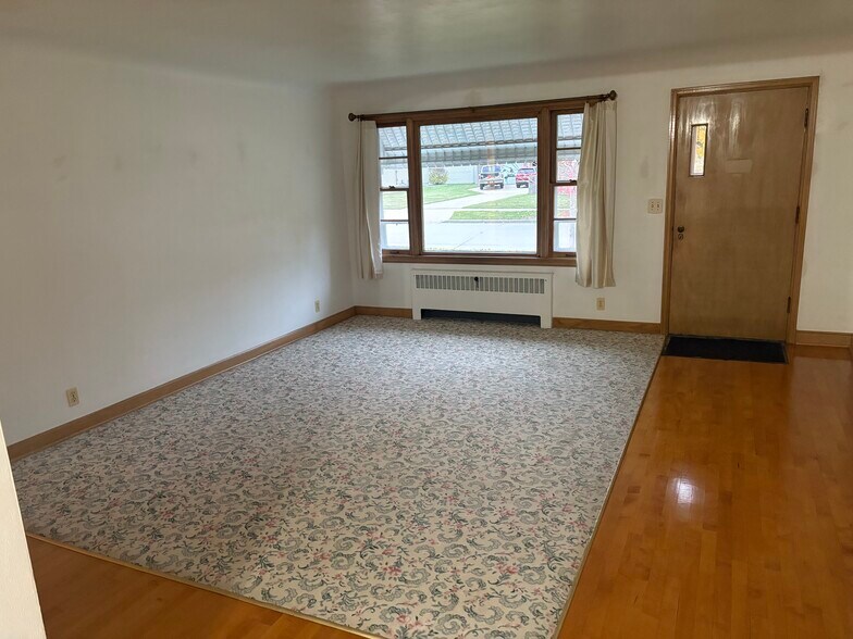 Living room - 135 S John St