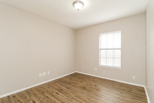 Building Photo - 1439 Colborne Dr