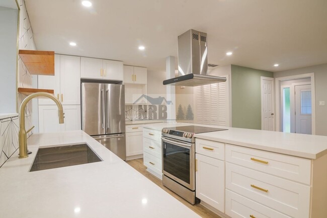 Building Photo - BRAND NEW 5 bed House in UP School District!