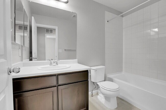 Building Photo - $2,750.00, 3 bed, 2.5 bath located in Denver