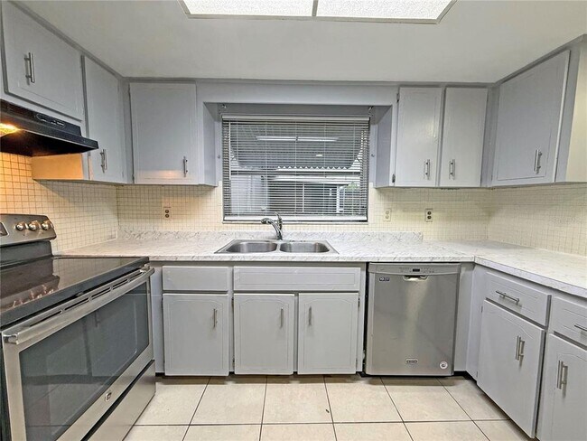 Building Photo - 9239 Dresden Ln