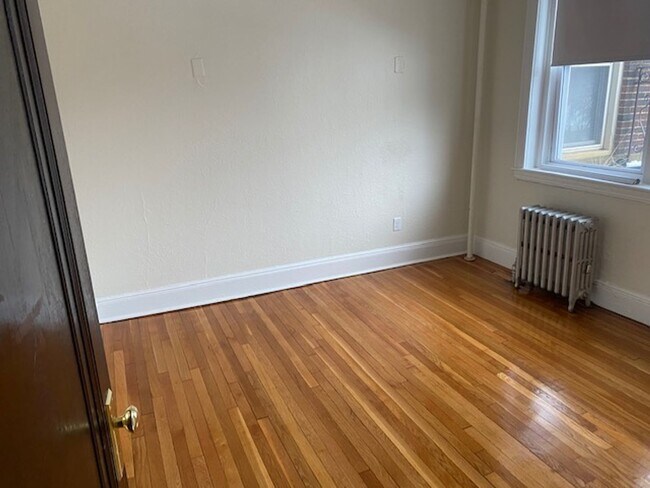 Building Photo - NO BROKER FEE! Available SEPT 1st in Allst...