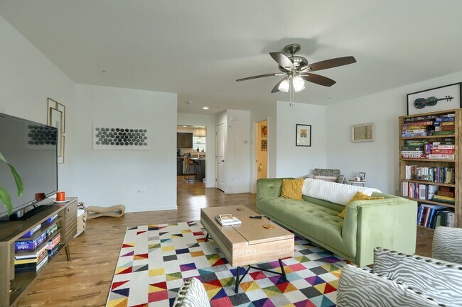 Building Photo - Newer build 2,000 sq ft 3/BR 2.5 bath luxury townhome