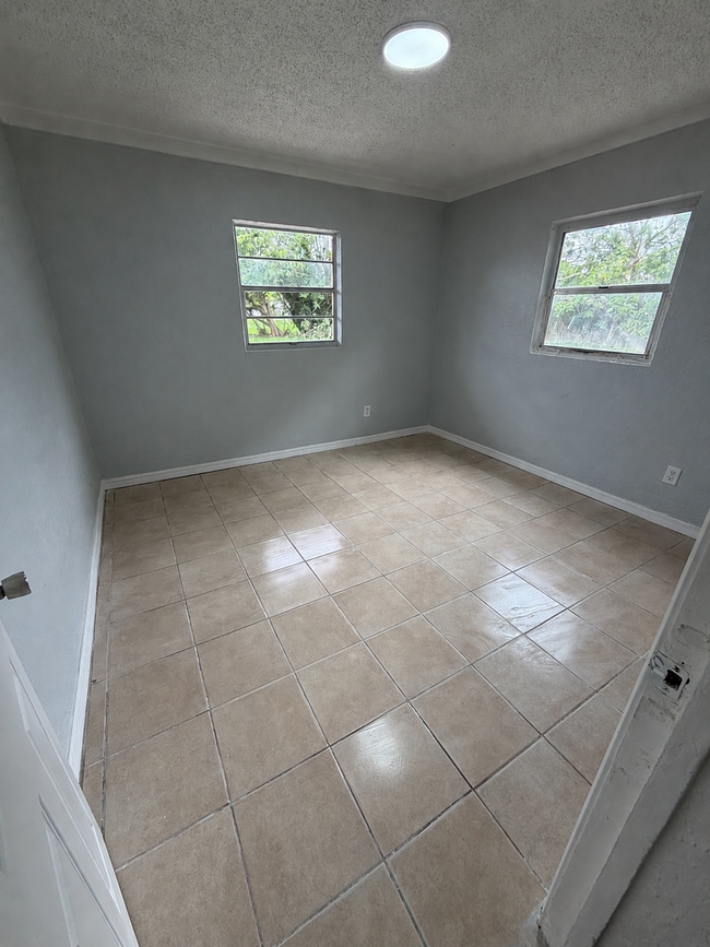 Building Photo - Nice 2BR/1BA Duplex Near Schools in Winter Haven!