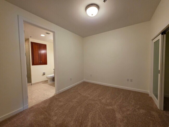 Building Photo - Fantastice High Rise with Full City Views!