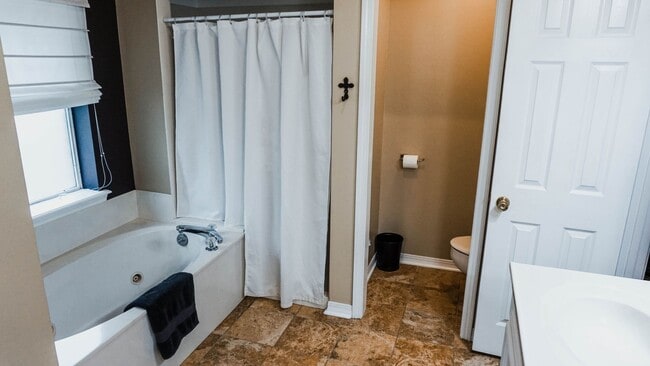 Building Photo - 3 Bedroom 2 Baths 2000 sq/ft in Stockwell