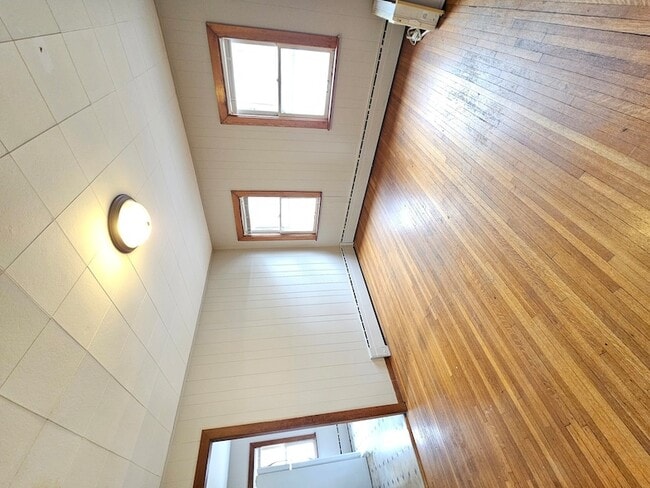 Building Photo - 211 Edwards Ave