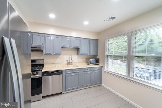 Building Photo - 2055 Pilgrim Dr