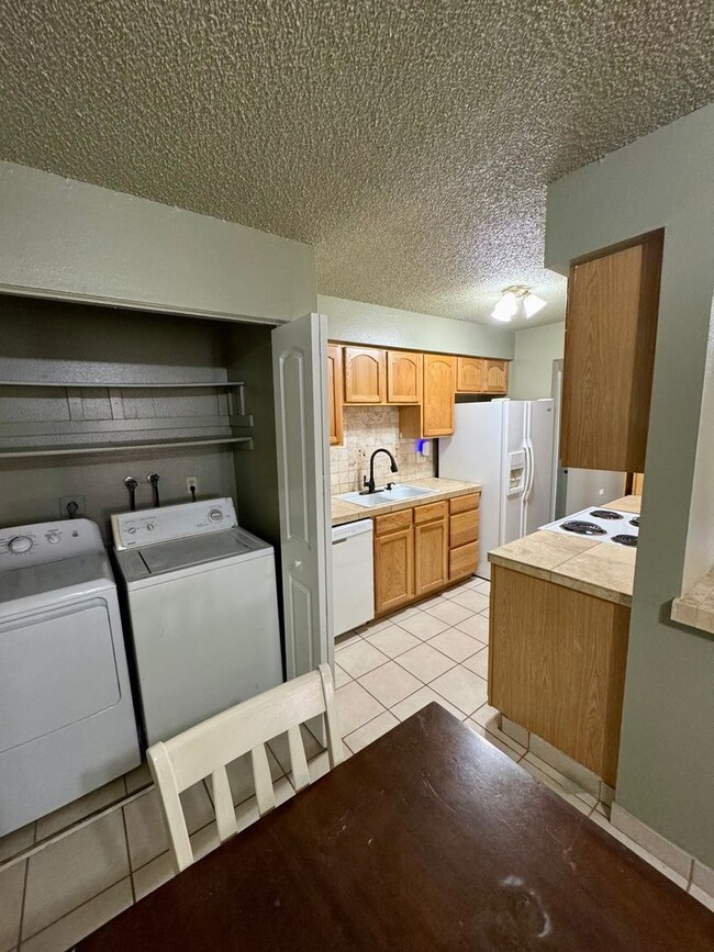 Building Photo - Charming 2BR Condo in Denver