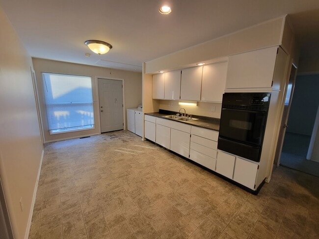 Building Photo - 4 bed, 2 bath, 2 car garage