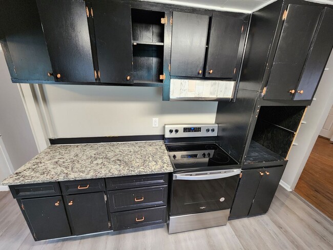 Building Photo - Spacious 3-Bedroom, 1-Bathroom Home AVAILABLE NOW!!