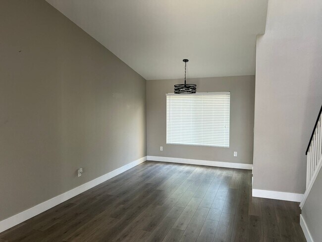 Building Photo - Nice 2 Story Family Home