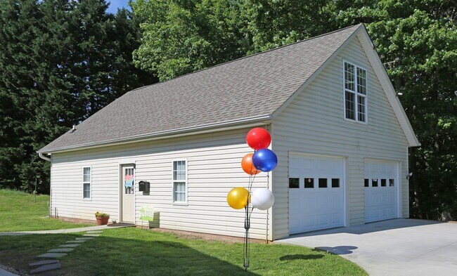 Building Photo - 120 Western Villa Dr