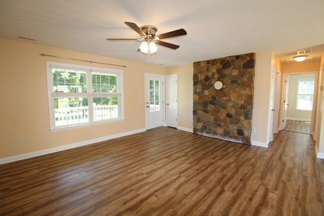 Building Photo - Stunning Home with Breathtaking Blue Ridge Mountain Views!   3 Bedrooms | 2 Baths
