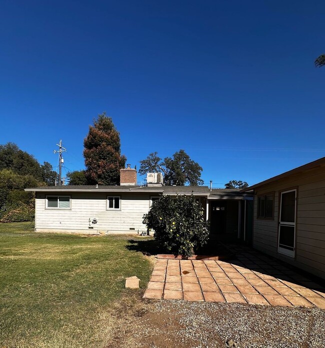 Building Photo - Great 2 bedroom 1 bath home w/Central Heat...