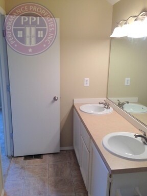 Building Photo - Tigard, Morning Hill - Summer Lake Neighborhood, Pet Friendly