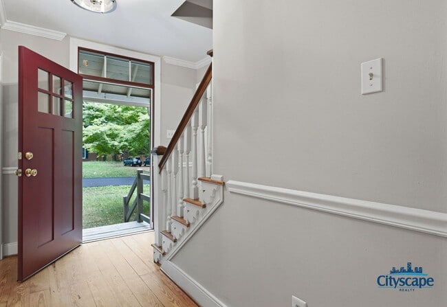 Building Photo - Charming Farmhouse-style Home Adjacent to Huguenot Park!