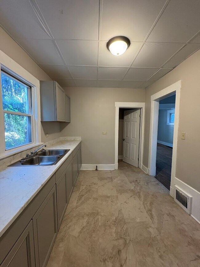 Building Photo - Four bedroom one bathroom home for rent