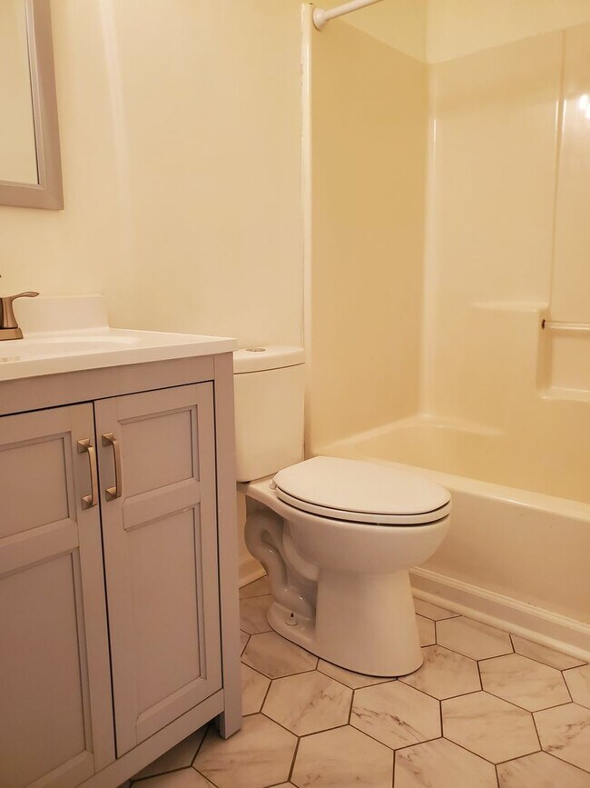 Building Photo - Cute 3 bedroom, 2 bath home located off of...