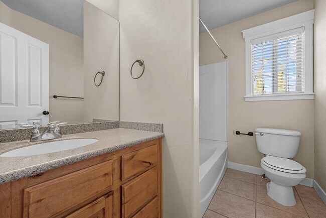 Building Photo - 958 N Buffalo Dr