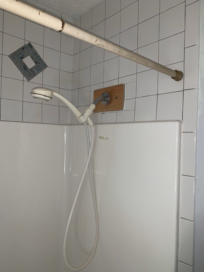 Shower - 1740 Brompton Square
