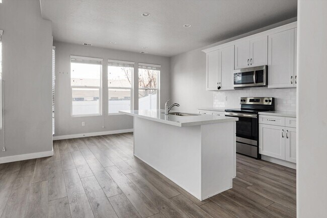 Building Photo - 721 E Zekes Ct