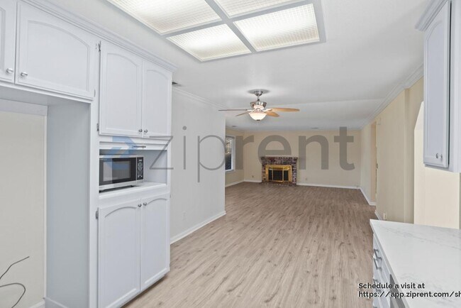 Building Photo - 8370 Parish Way