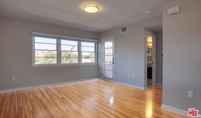 Primary Photo - 1440 Elkgrove Cir