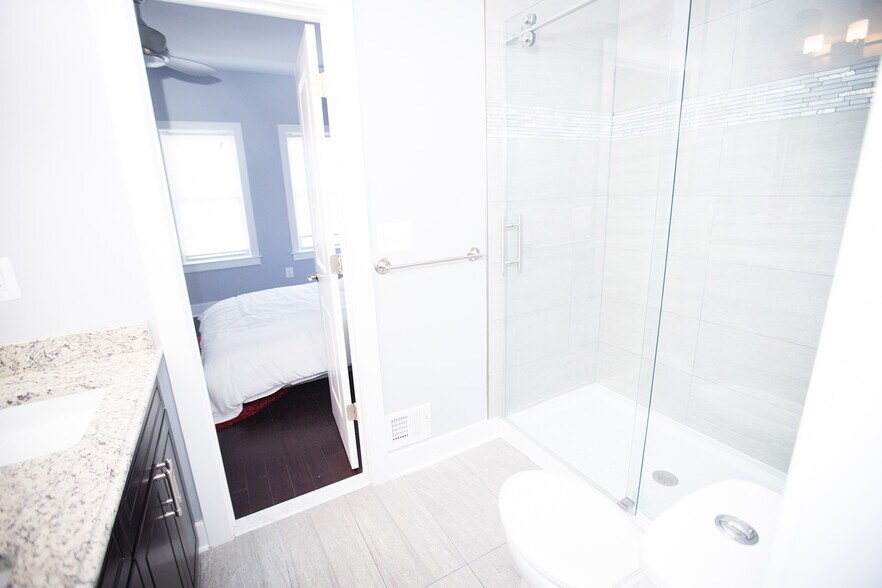 Building Photo - 2122 3rd St NE