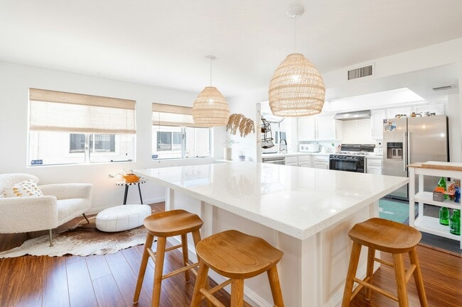 Building Photo - 1001 Figueroa Terrace