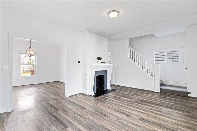 Building Photo - 866 E Starr Ave