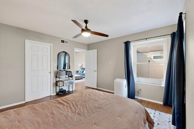 Building Photo - NE 2 Bedroom 2 Bath with Garage