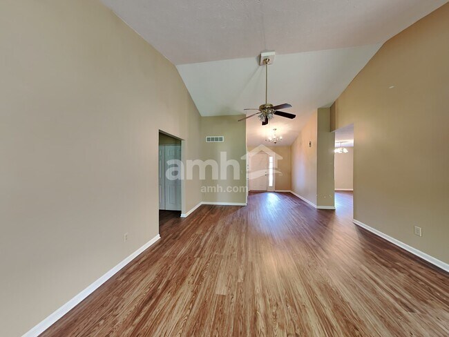 Building Photo - 545 Foxglove Ct