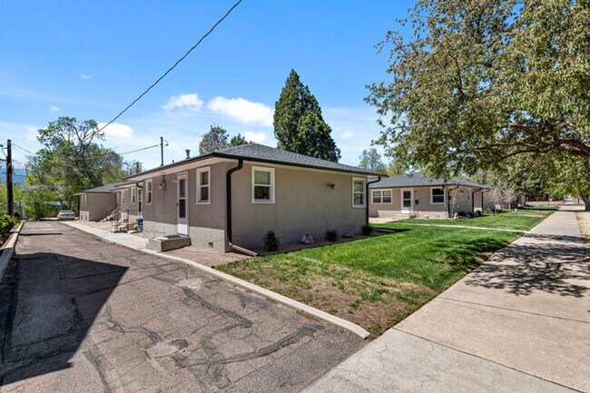 Building Photo - garden level one bedroom apartment