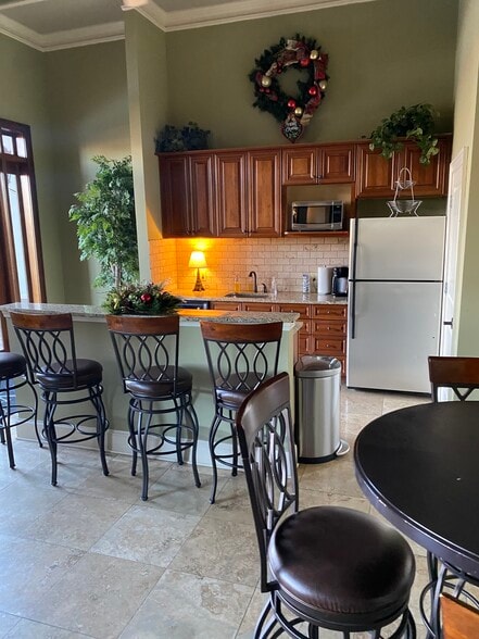 Building Photo - 445 W Blount Ave