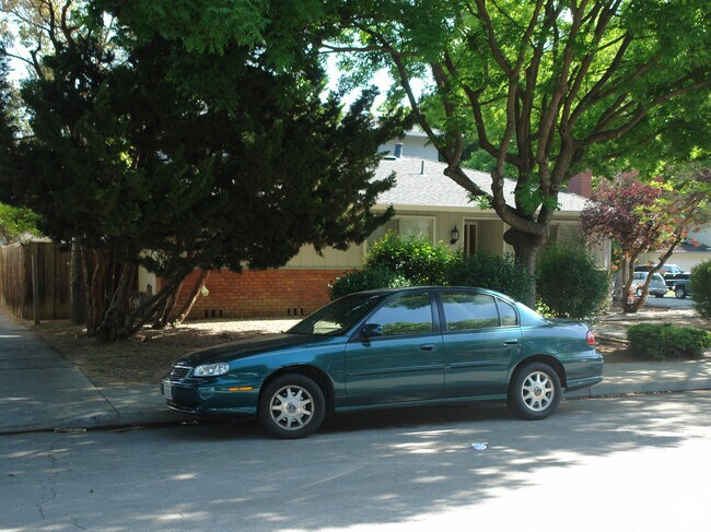 Building Photo - 669 Begonia Way