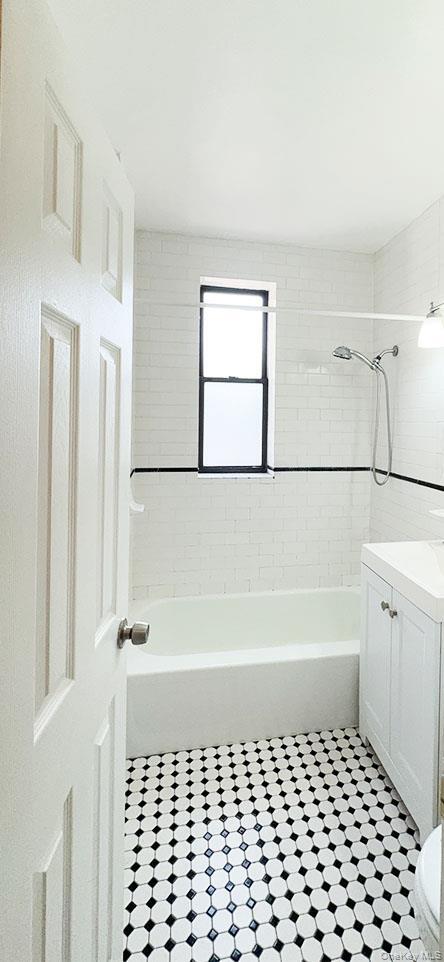 Building Photo - 2 Spruce St