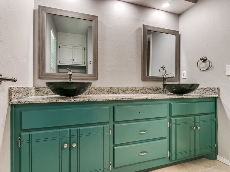 Building Photo - 9906 Mantle Dr