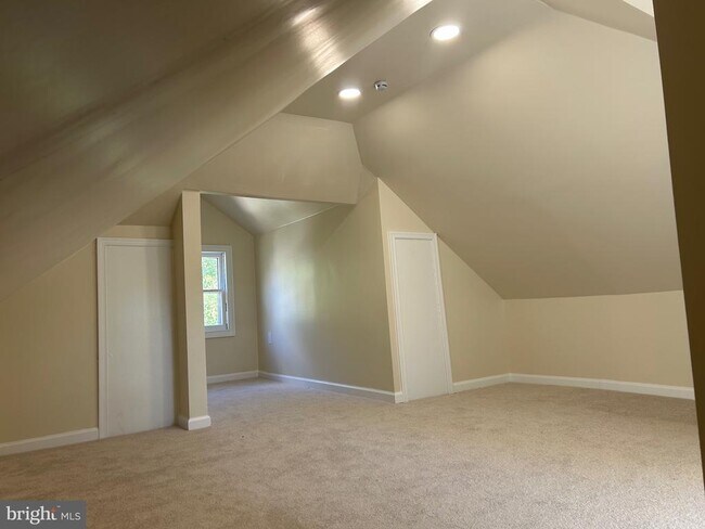 Building Photo - 614 Linden Ave