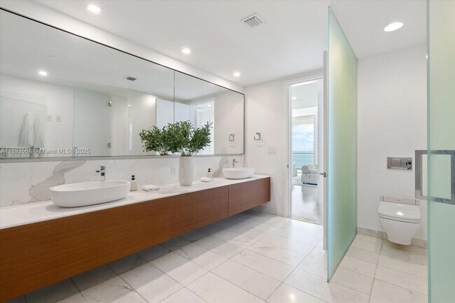 Building Photo - 10203 Collins Ave