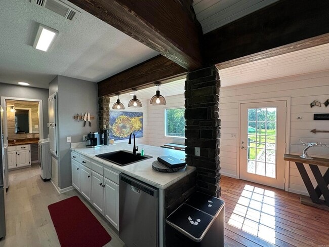 Building Photo - 896 Vaughn Rd