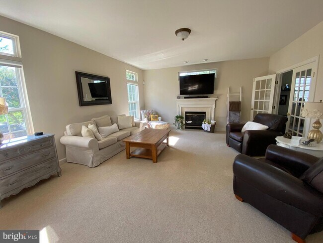 Building Photo - 6 Hollow Creek Cir