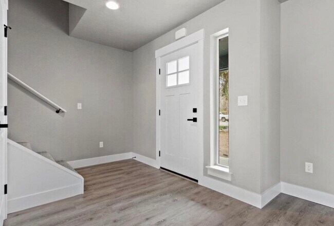 Building Photo - 465 S 3rd E St