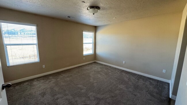 Building Photo - 3 bedroom 2.5 bath In Lehi!