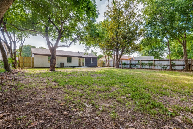 Building Photo - 7826 Woodshire Dr