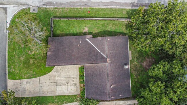 Building Photo - 2122 Clemson Dr