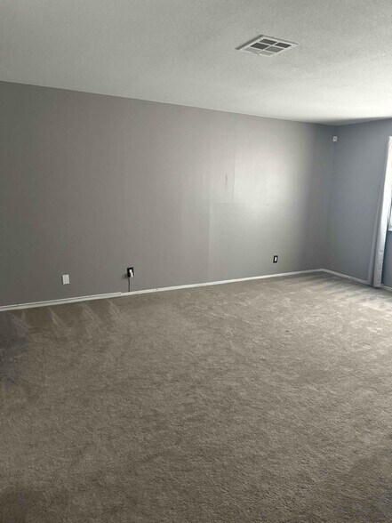 Building Photo - 580 Chelsea Dr
