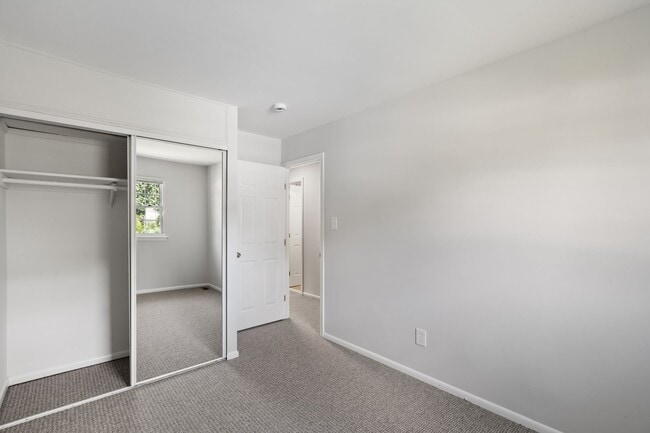 Building Photo - Renovated Hilltop Village Townhouse-Available 5/15/26