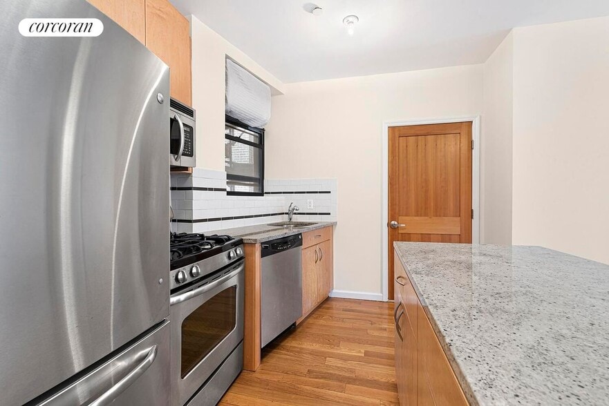 Primary Photo - 250 Manhattan Ave