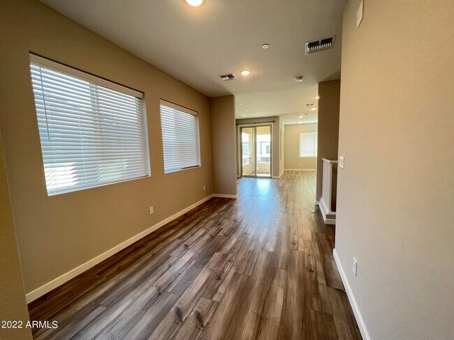 Building Photo - 746 E Doral Ave